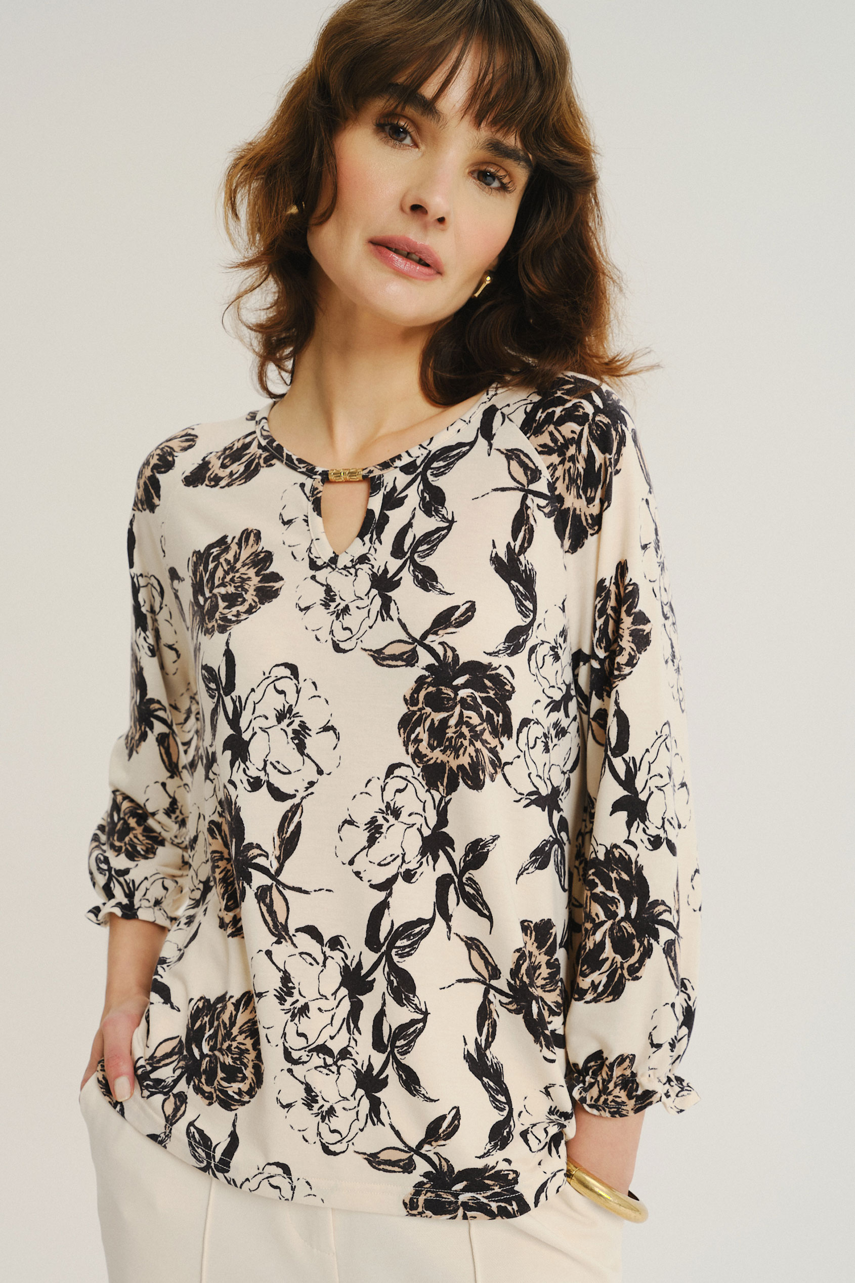 Kremowy top z nadrukiem w kwiaty