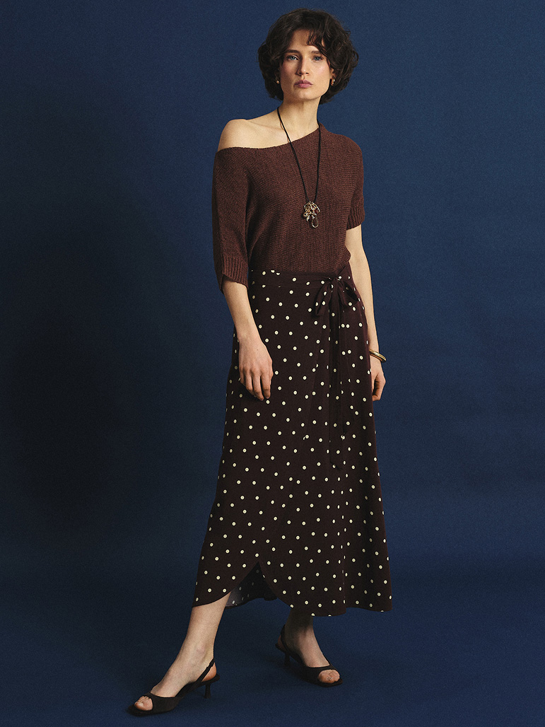 Brązowa spódnica midi z nadrukiem w kropki