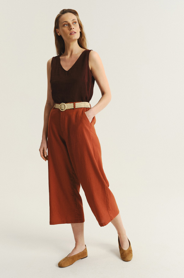 Efektowne spodnie kuloty w ceglastym odcieniu czerwieni