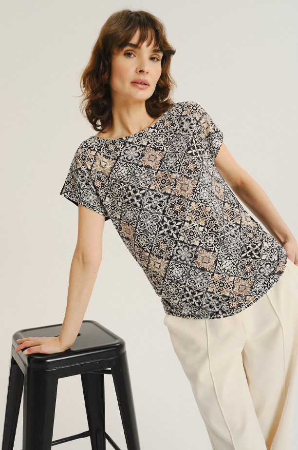 Efektowny top z nadrukiem typu paisley
