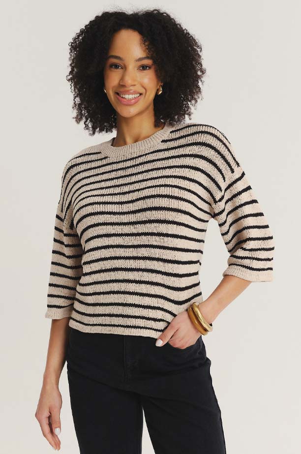 Beżowy sweter w kontrastowe paski