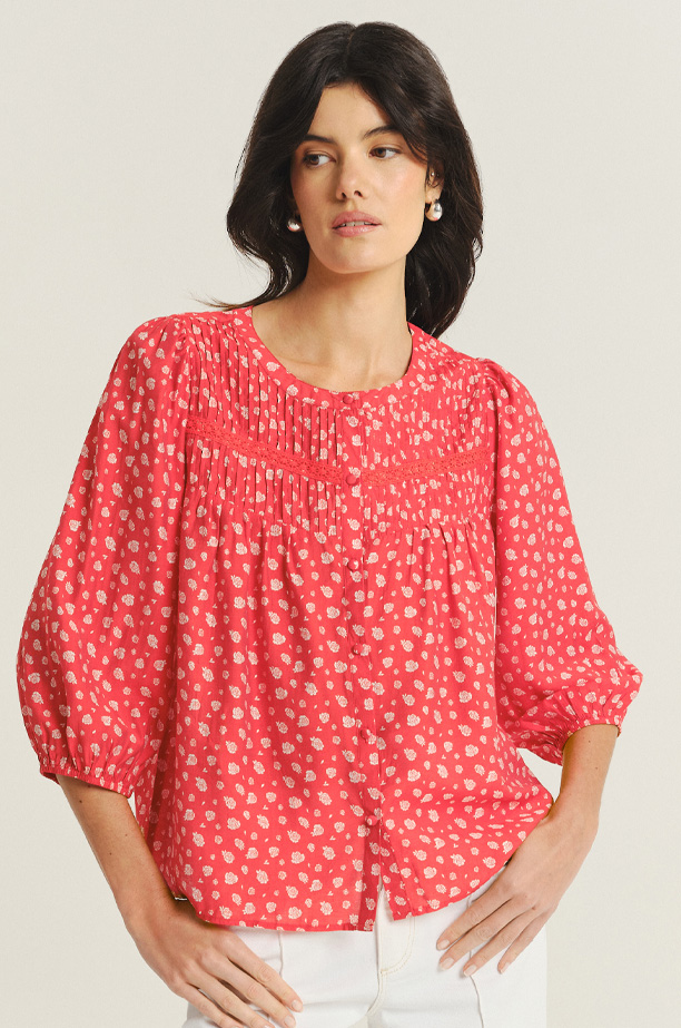 Czerwona bluzka z nadrukiem typu łączka