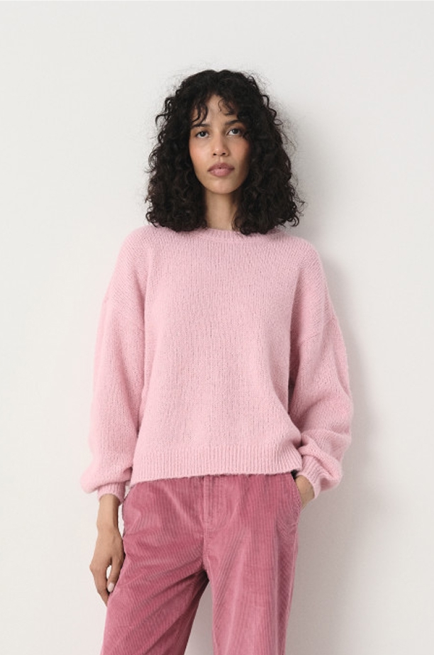 Basicowy sweter w pastelowym odcieniu różu