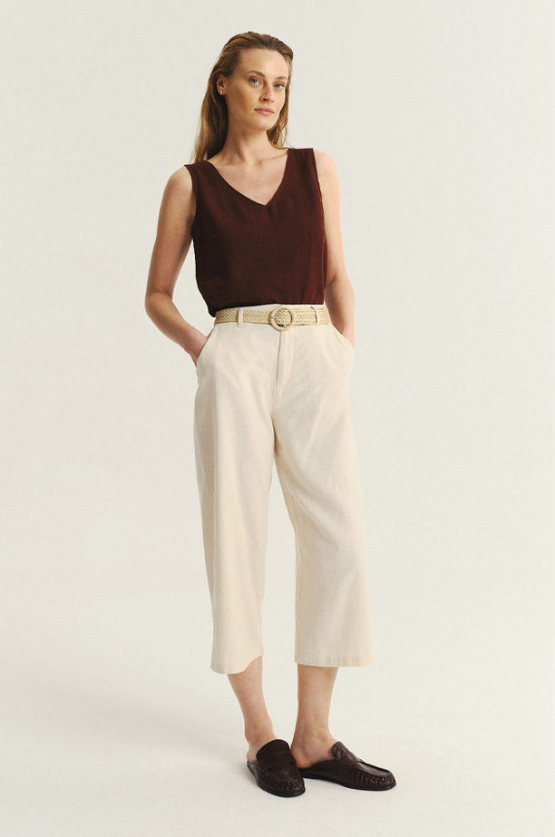Kremowe spodnie kuloty z plecionym paskiem