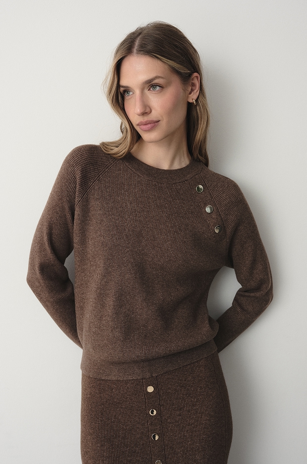 Dzianinowy sweter w kawowym odcieniu brązu