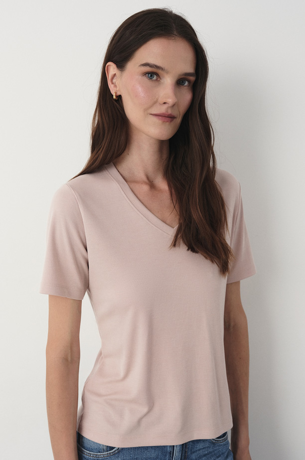 Różowy t-shirt z dekoltem w V