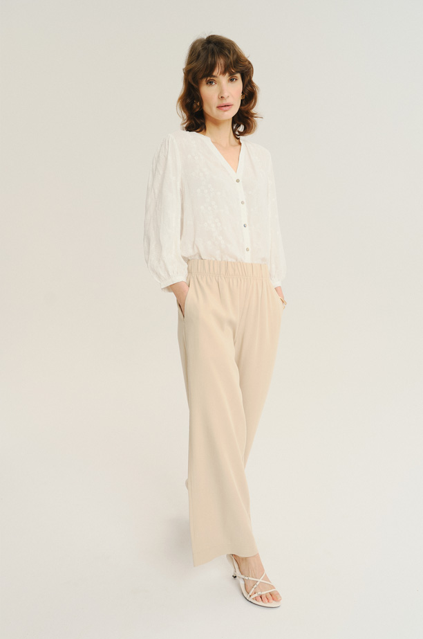 Luźne kremowe spodnie z gumką w talii