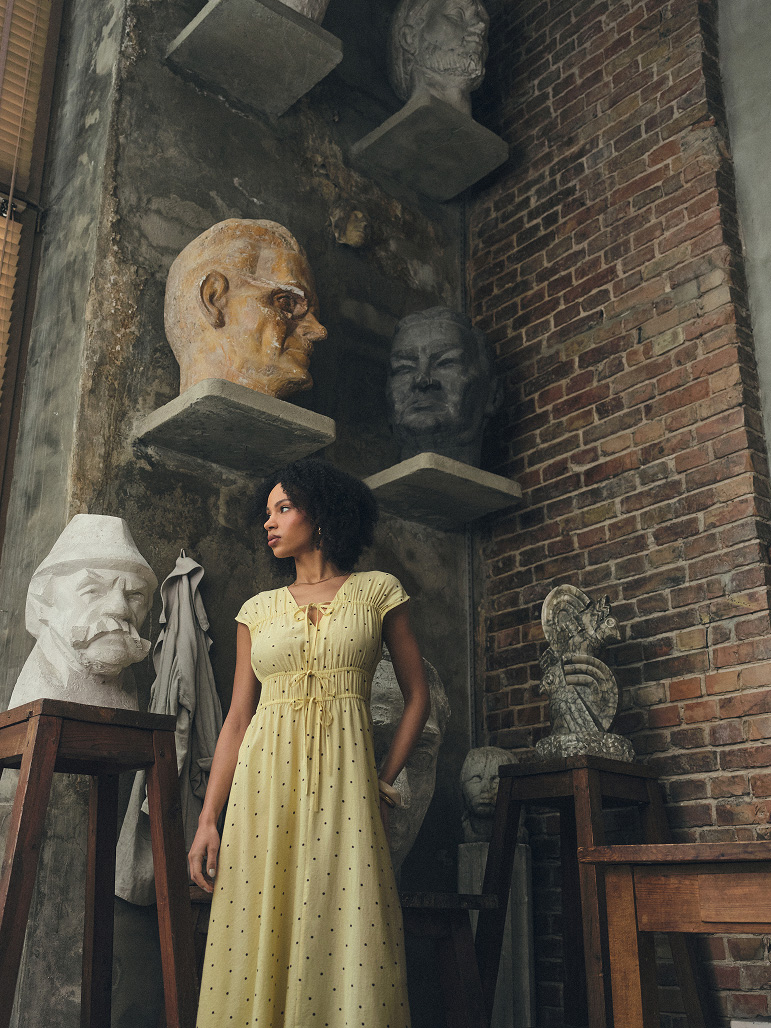 Masełkowa sukienka w drobne kropki