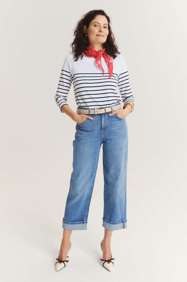 Niebieskie jeansy z podwiniętymi nogawkami