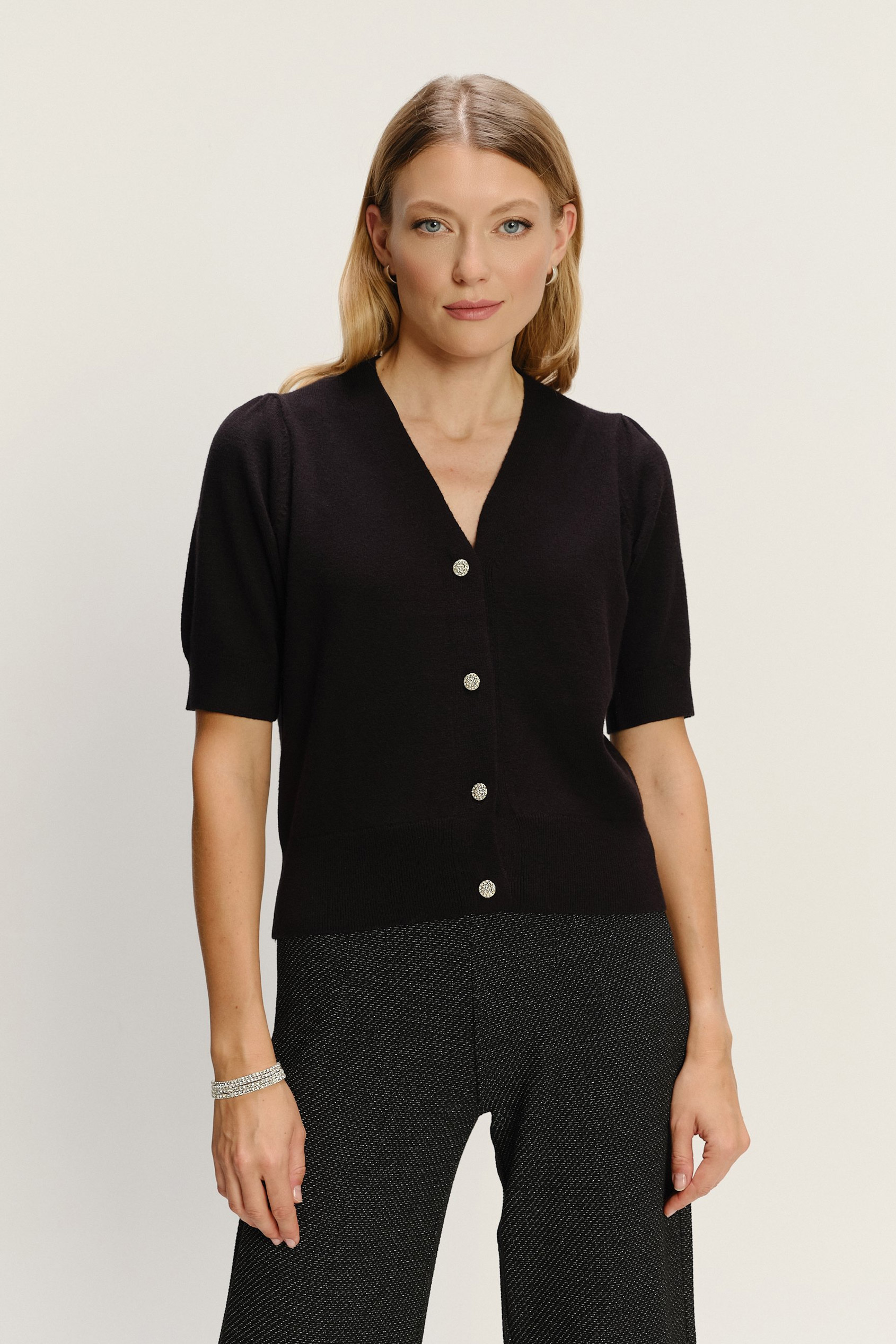 Zapinany na guziki czarny sweter z krótkim rękawem