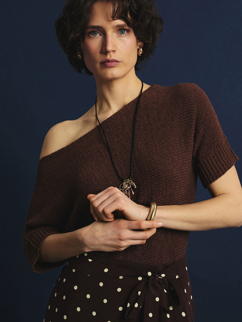 Brązowy sweter z krótkim rękawem