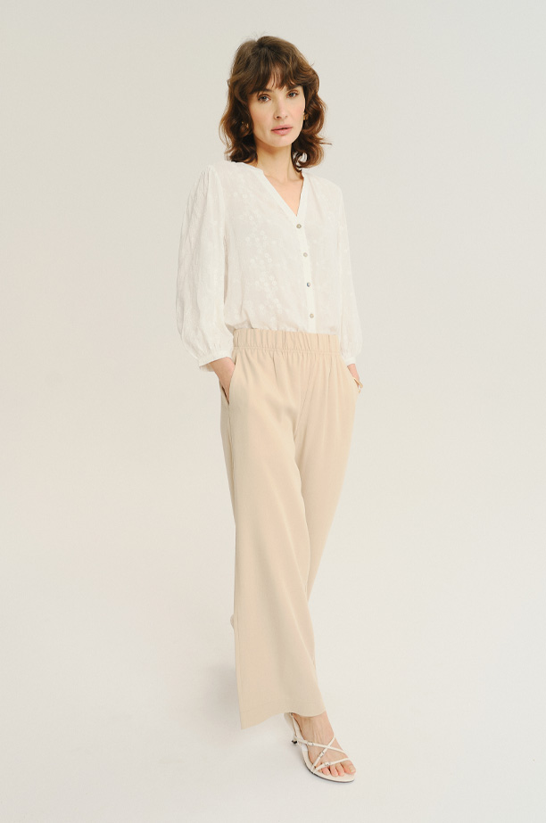 Luźne kremowe spodnie z gumką w talii