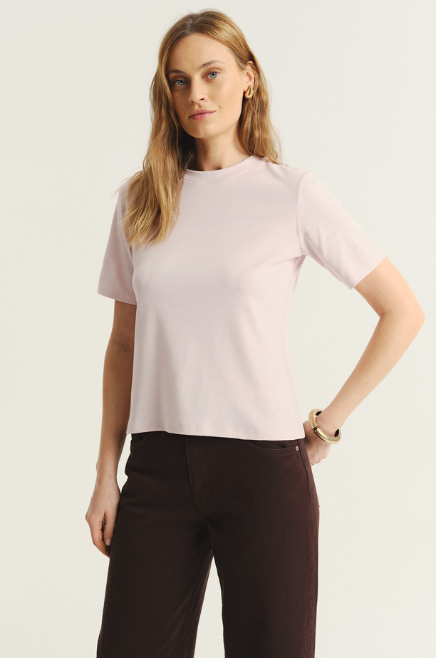 Basicowy t-shirt w pastelowym odcieniu różu
