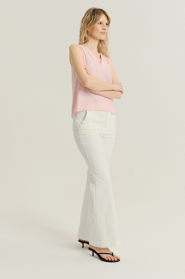 Kremowe eleganckie spodnie z rozszerzaną nogawką