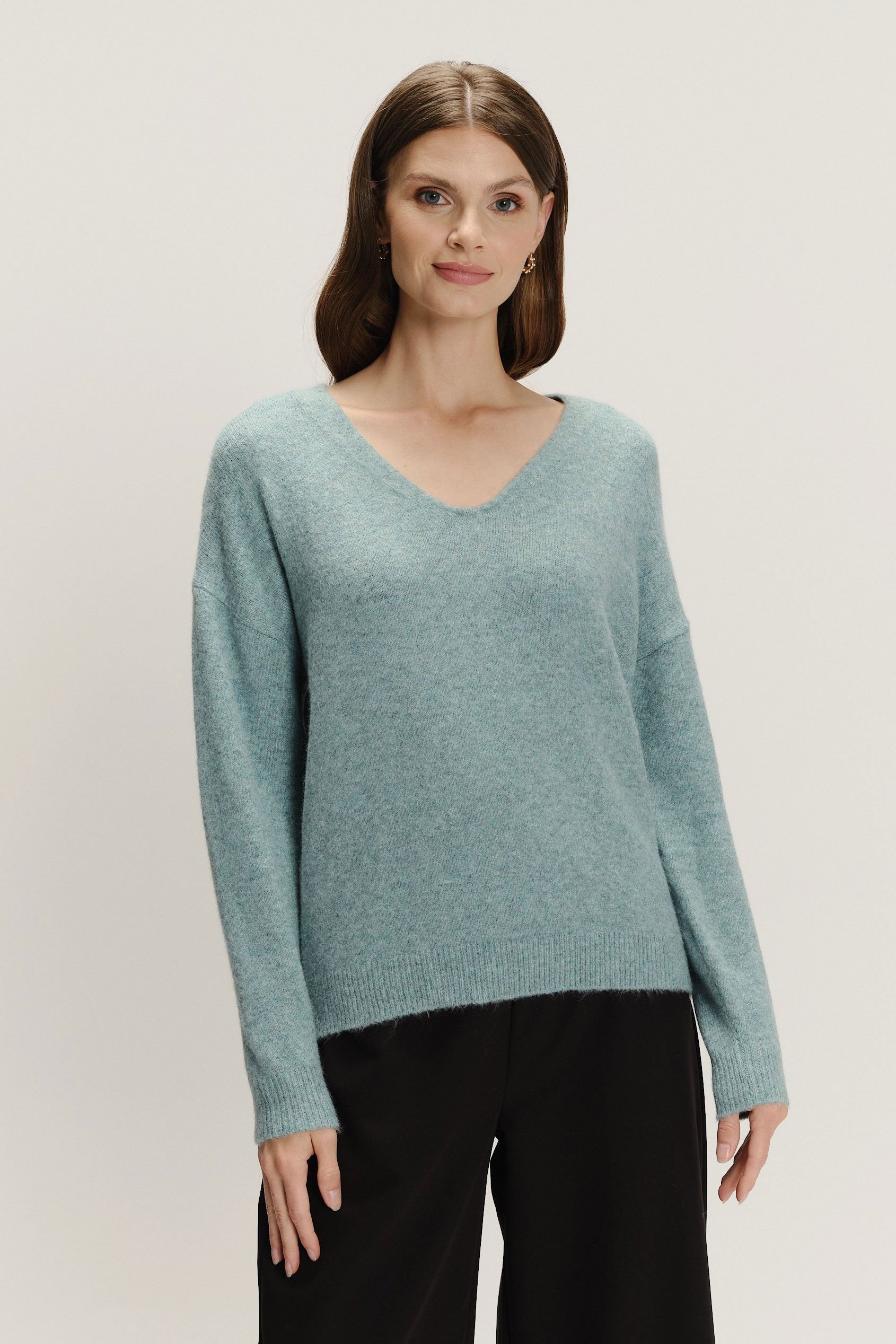 Luźny miękki sweter w miętowym kolorze