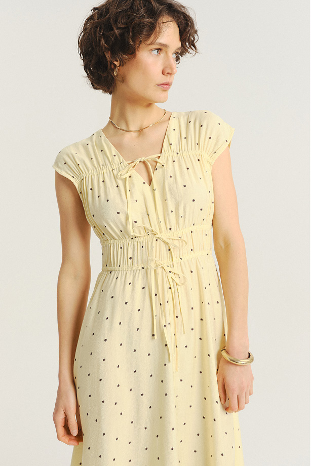 Masełkowa sukienka w drobne kropki