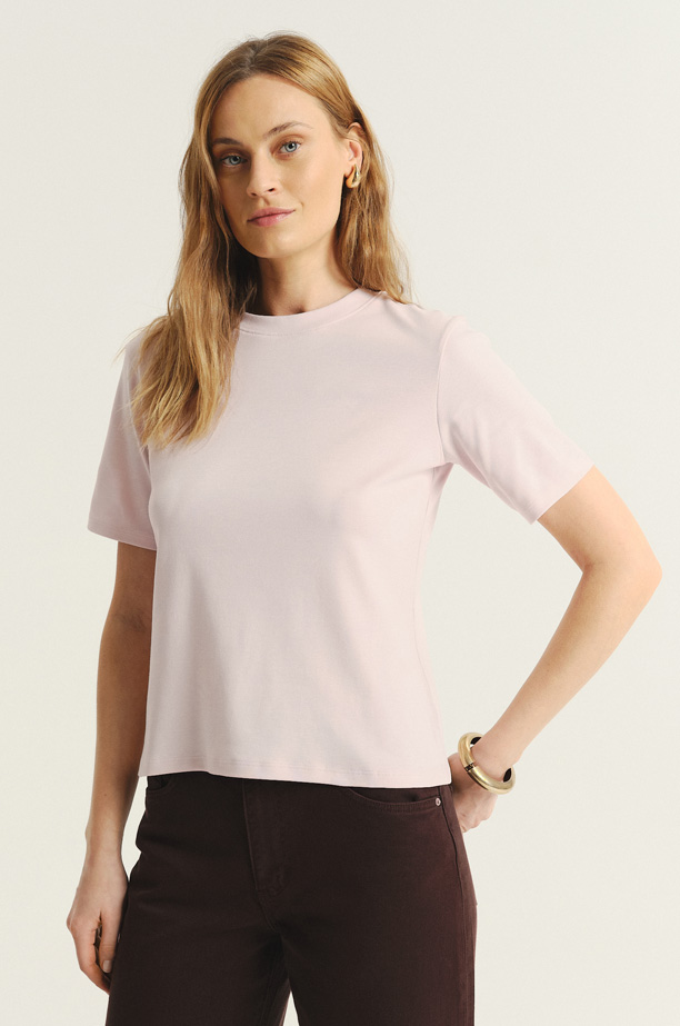 Basicowy t-shirt w pastelowym odcieniu różu