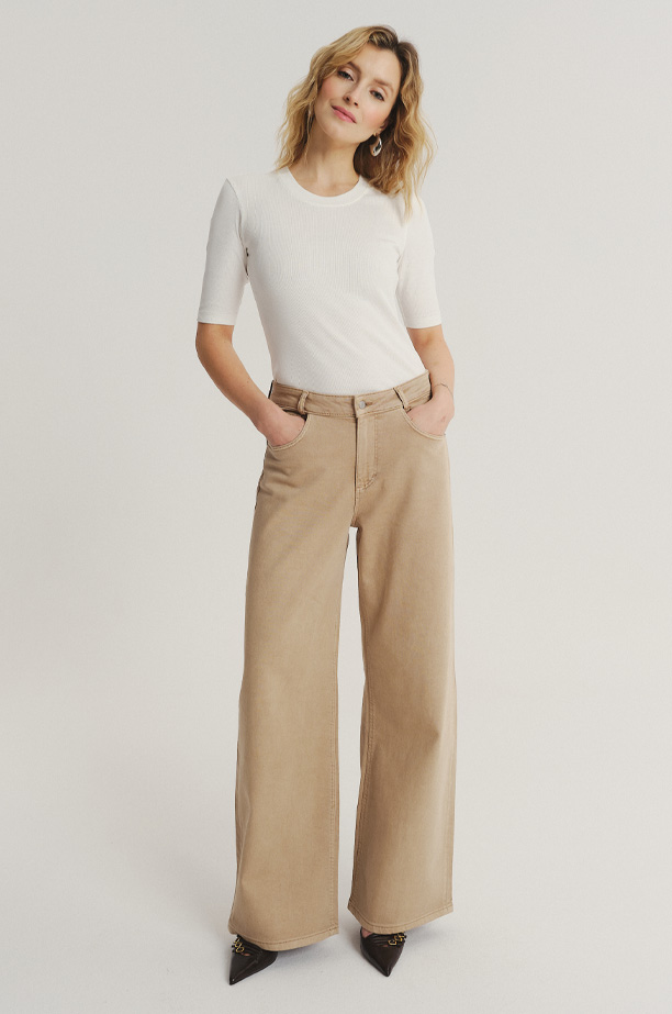 Efektowne beżowe jeansy wide leg