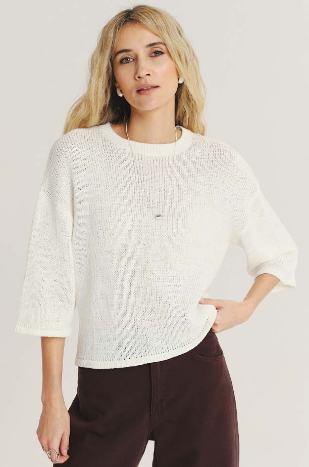 Biały sweter z szerokimi rękawami 3/4