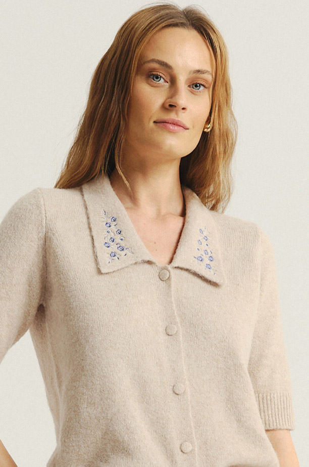 Beżowy sweter z zapięciem na drobne guziki