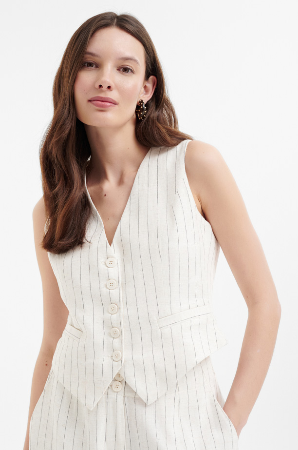 Klasyczna biała kamizelka w subtelne paski