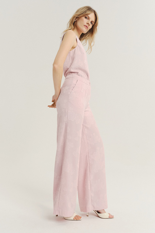 Eleganckie szerokie spodnie w jasnoróżowym kolorze