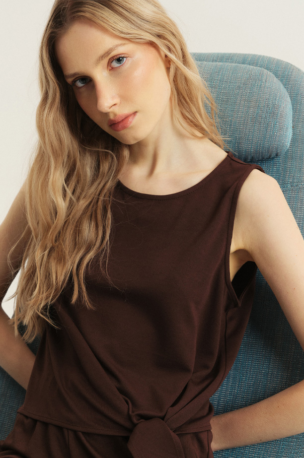 Stylowy top w kolorze ciemnej czekolady