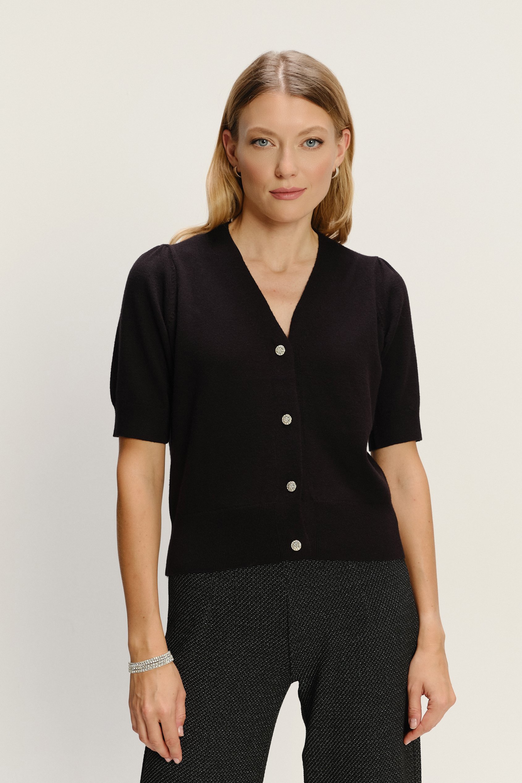 Zapinany na guziki czarny sweter z krótkim rękawem