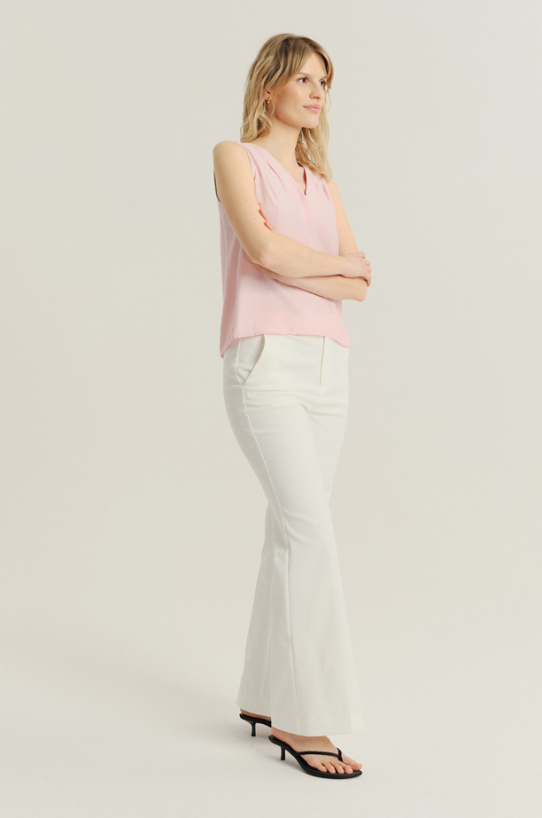 Kremowe eleganckie spodnie z rozszerzaną nogawką