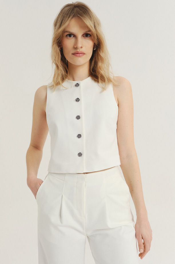 Biała kamizelka z zapięciem na guziki