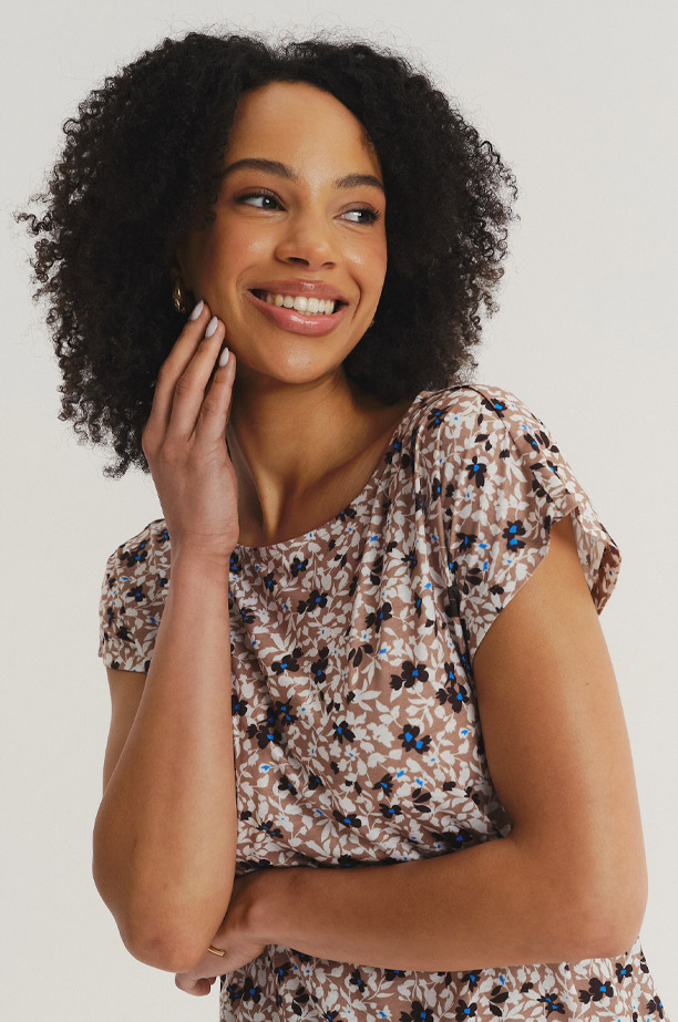 Beżowy top w kwiaty z krótkim rękawem