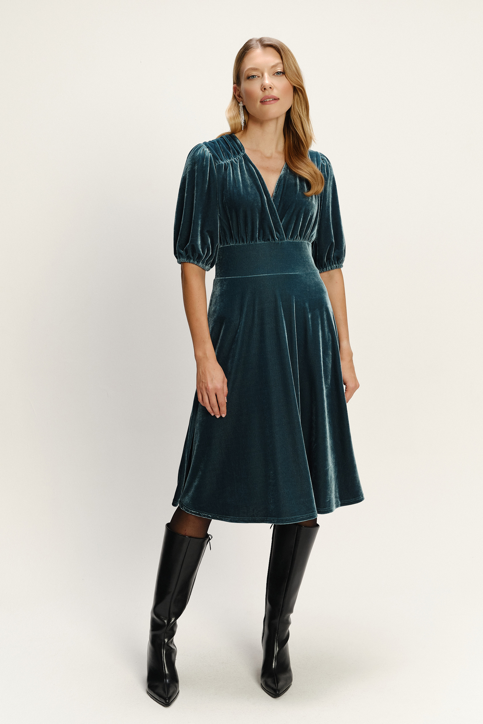 Ciemnoturkusowa sukienka midi z miękkiego weluru