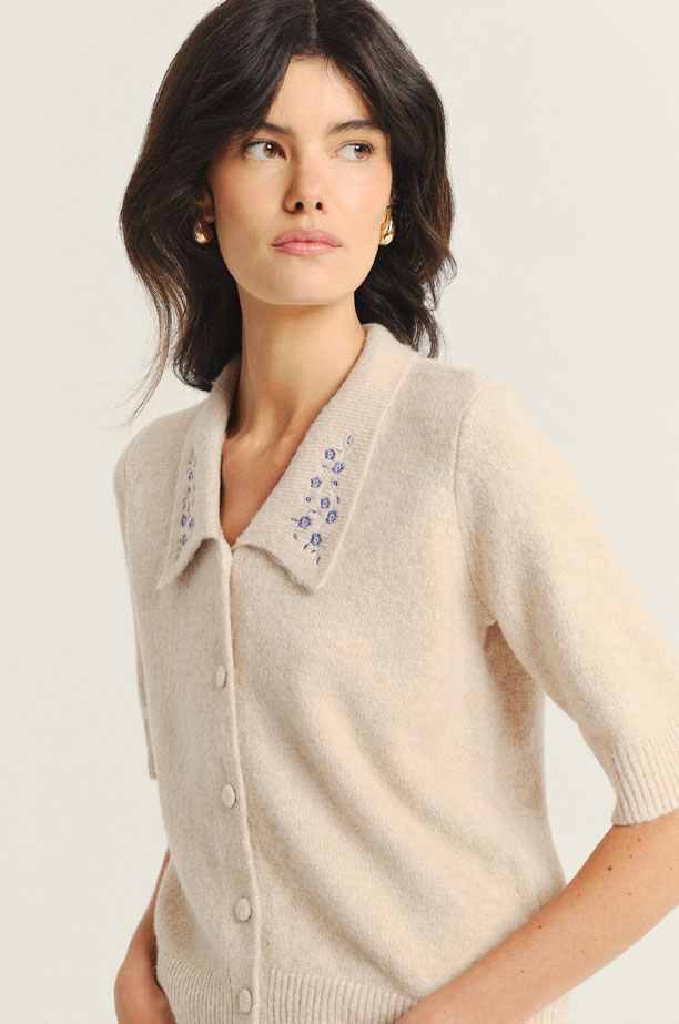 Beżowy sweter z zapięciem na drobne guziki