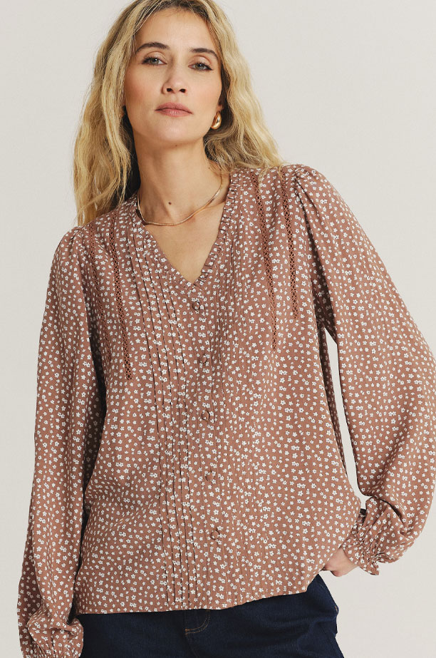 Beżowa bluzka z nadrukiem w drobne kwiaty