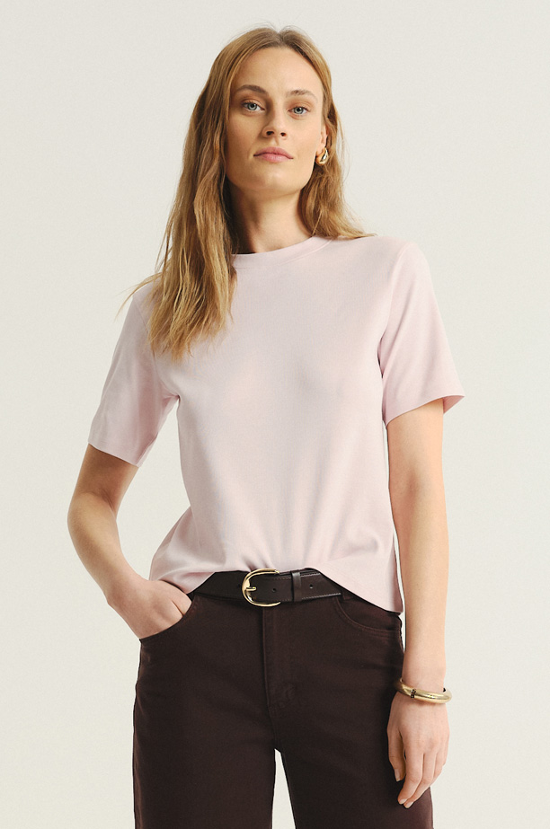 Basicowy t-shirt w pastelowym odcieniu różu