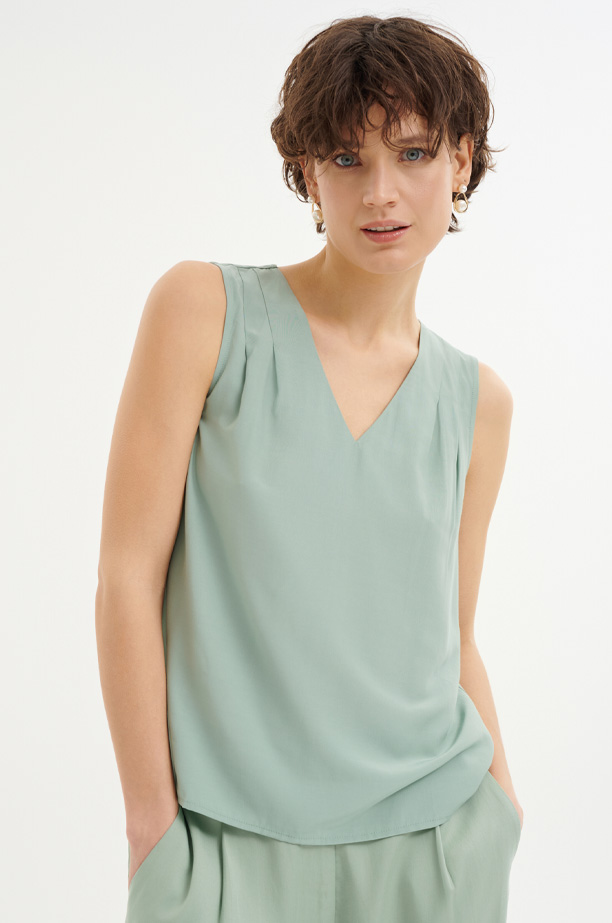 Szałwiowa bluzka z dekoltem w serek