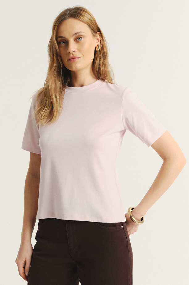 Basicowy t-shirt w pastelowym odcieniu różu