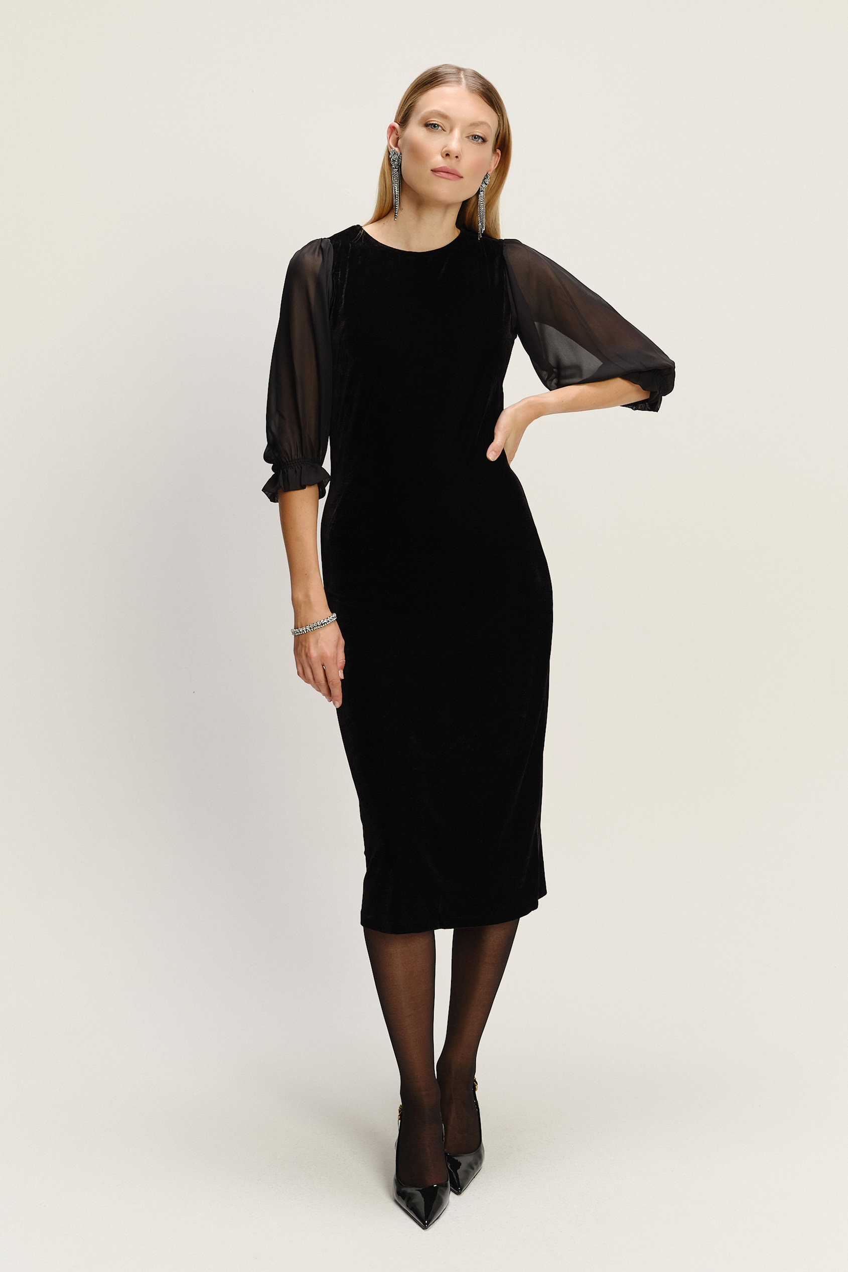 Dopasowana sukienka z bufiastymi lekko transparentnymi rękawami czarna