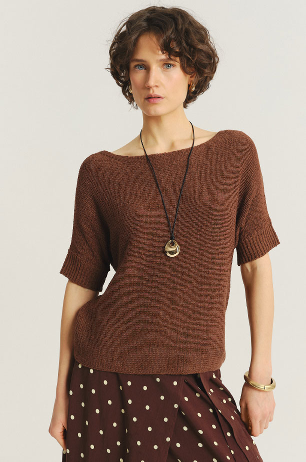 Brązowy sweter z krótkim rękawem