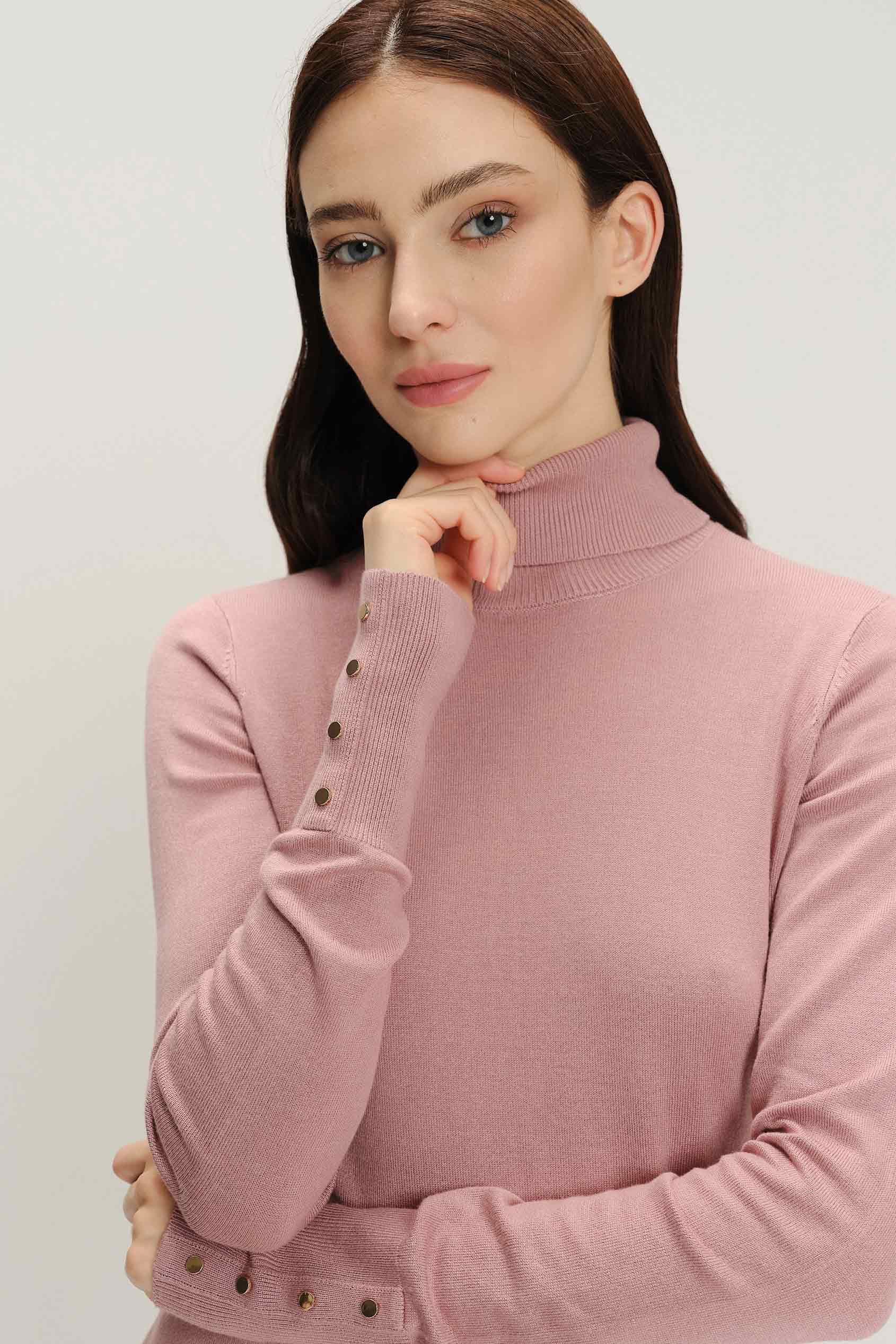 Sweter z golfem w kolorze pudrowo-różowym