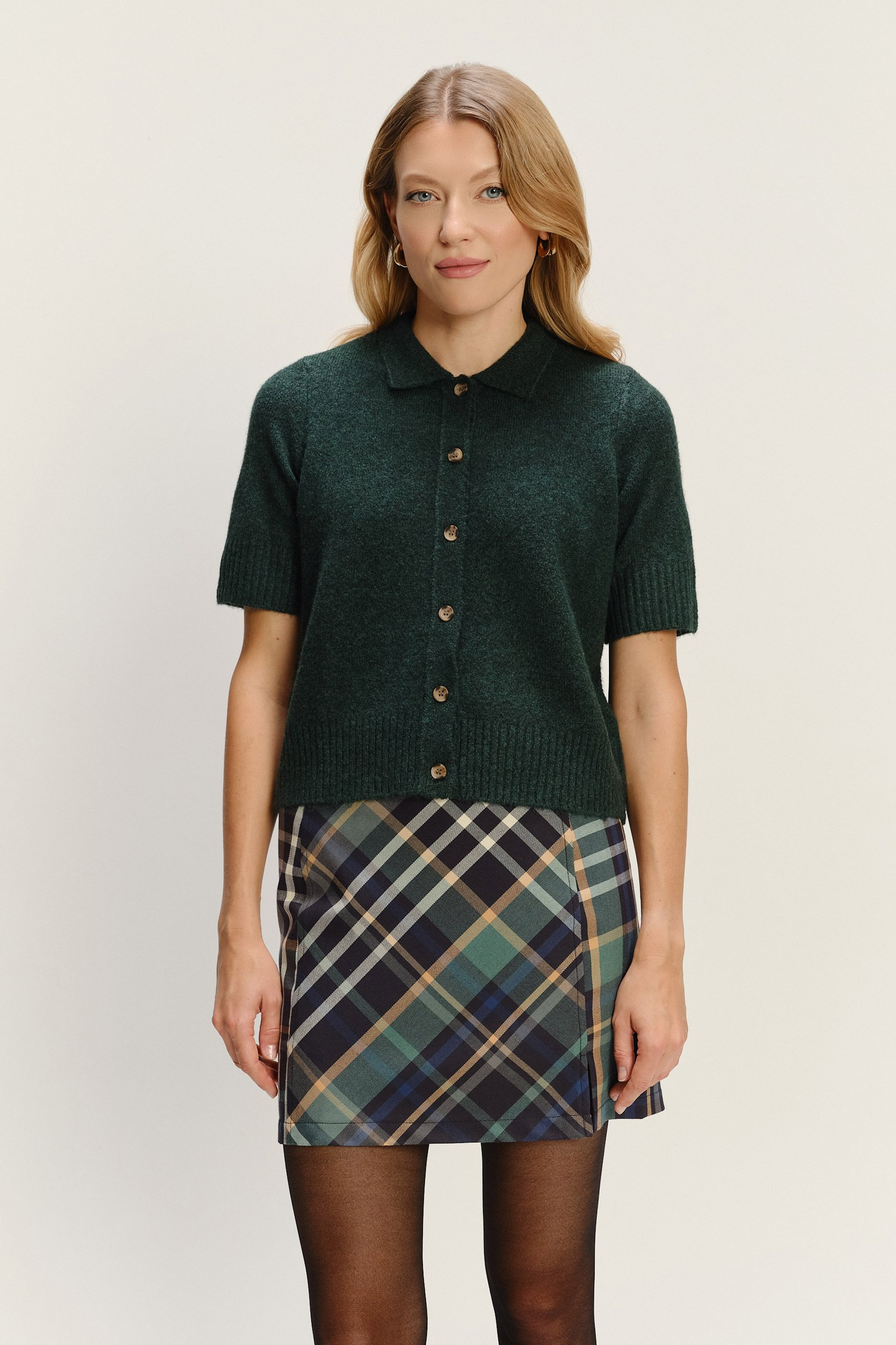 Ciemnozielony sweter z krótkim rękawem i kołnierzykiem