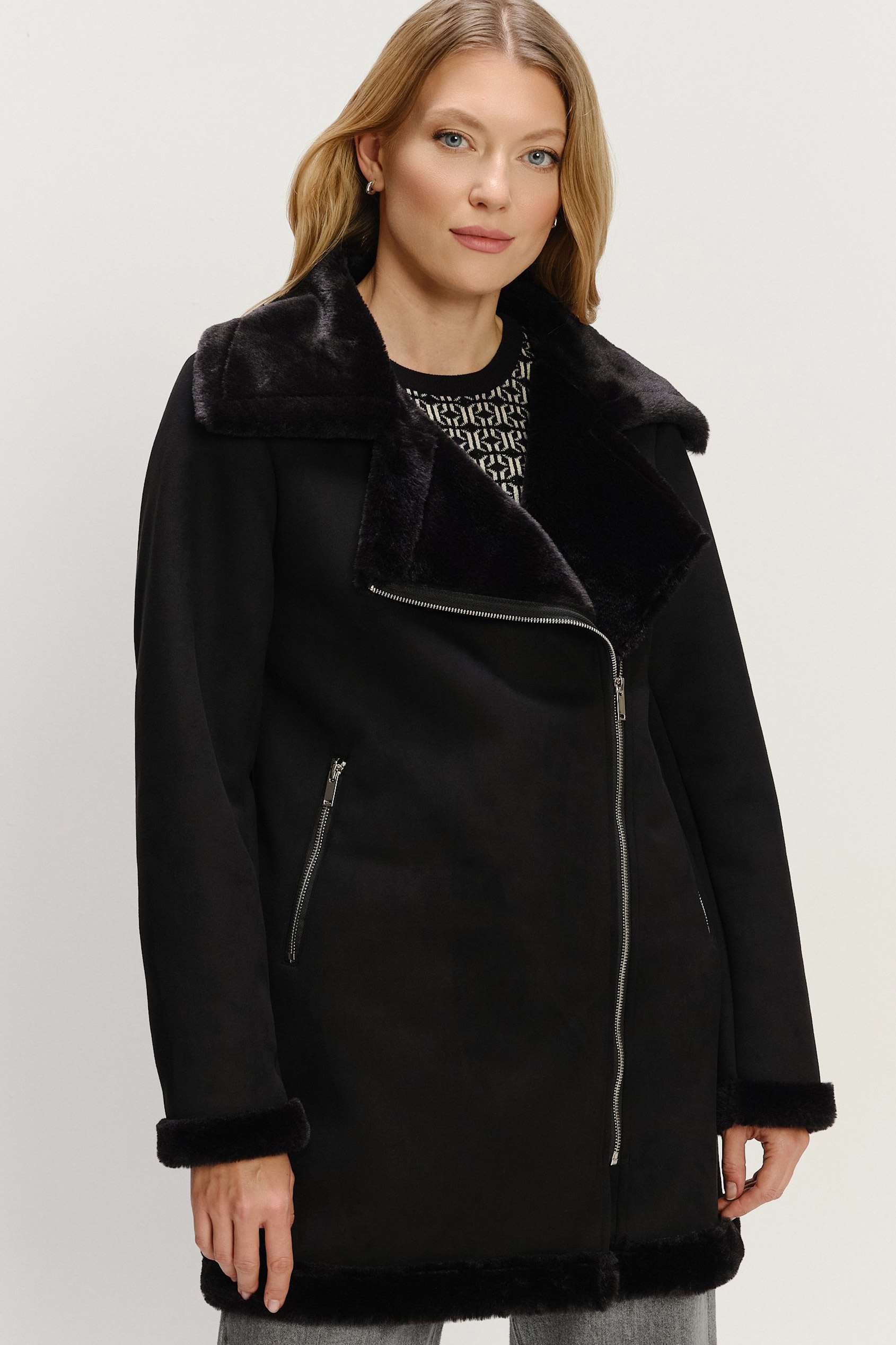 Czarny płaszcz z kożuchem