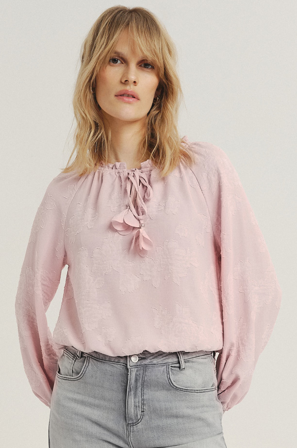 Kobieca bluzka w jasnoróżowym kolorze
