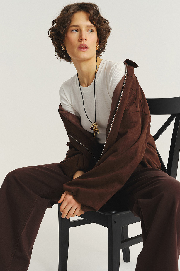 Krótka brązowa kurtka z kołnierzykiem