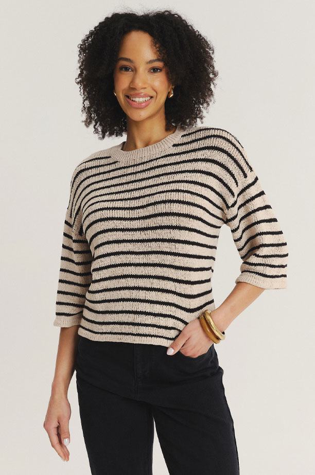 Beżowy sweter w kontrastowe paski