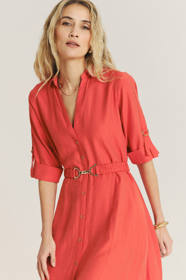 Koralowa szmizjerka z dekoracyjnym paskiem