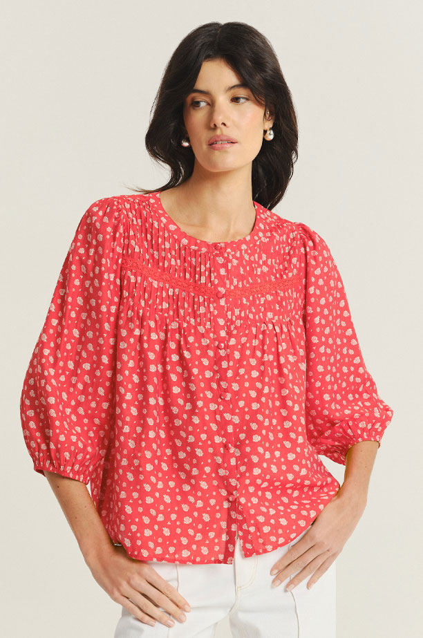 Czerwona bluzka z nadrukiem typu łączka