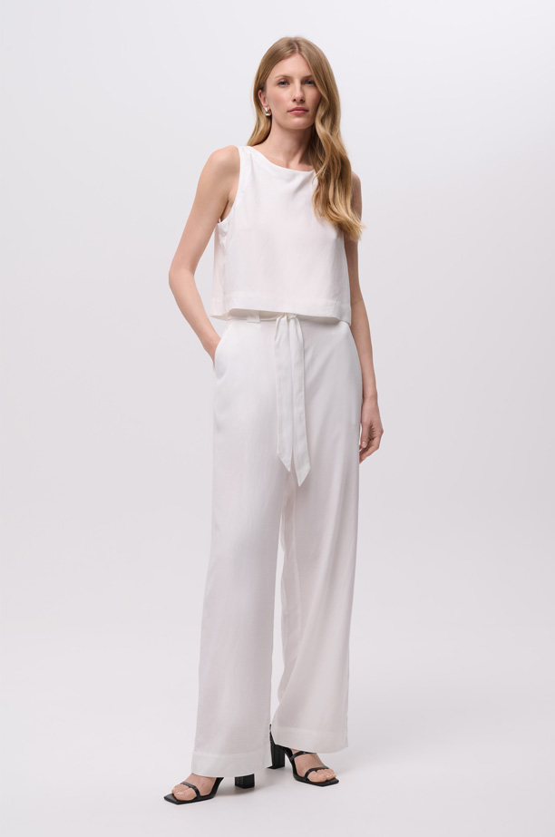 Szerokie białe spodnie z wiązanym paskiem
