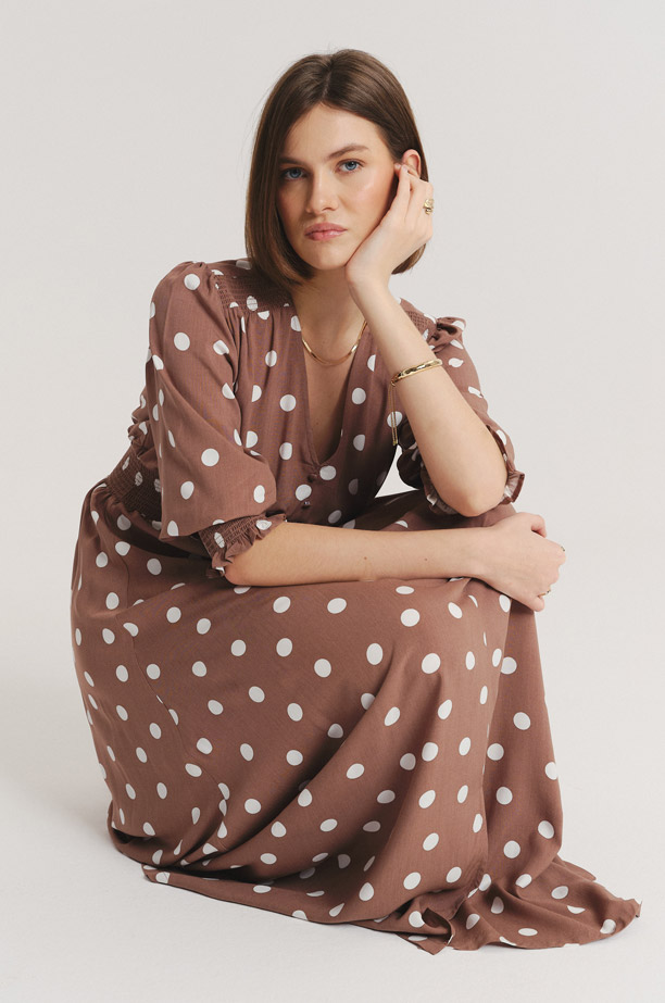 Jasnobrązowa sukienka w kropki