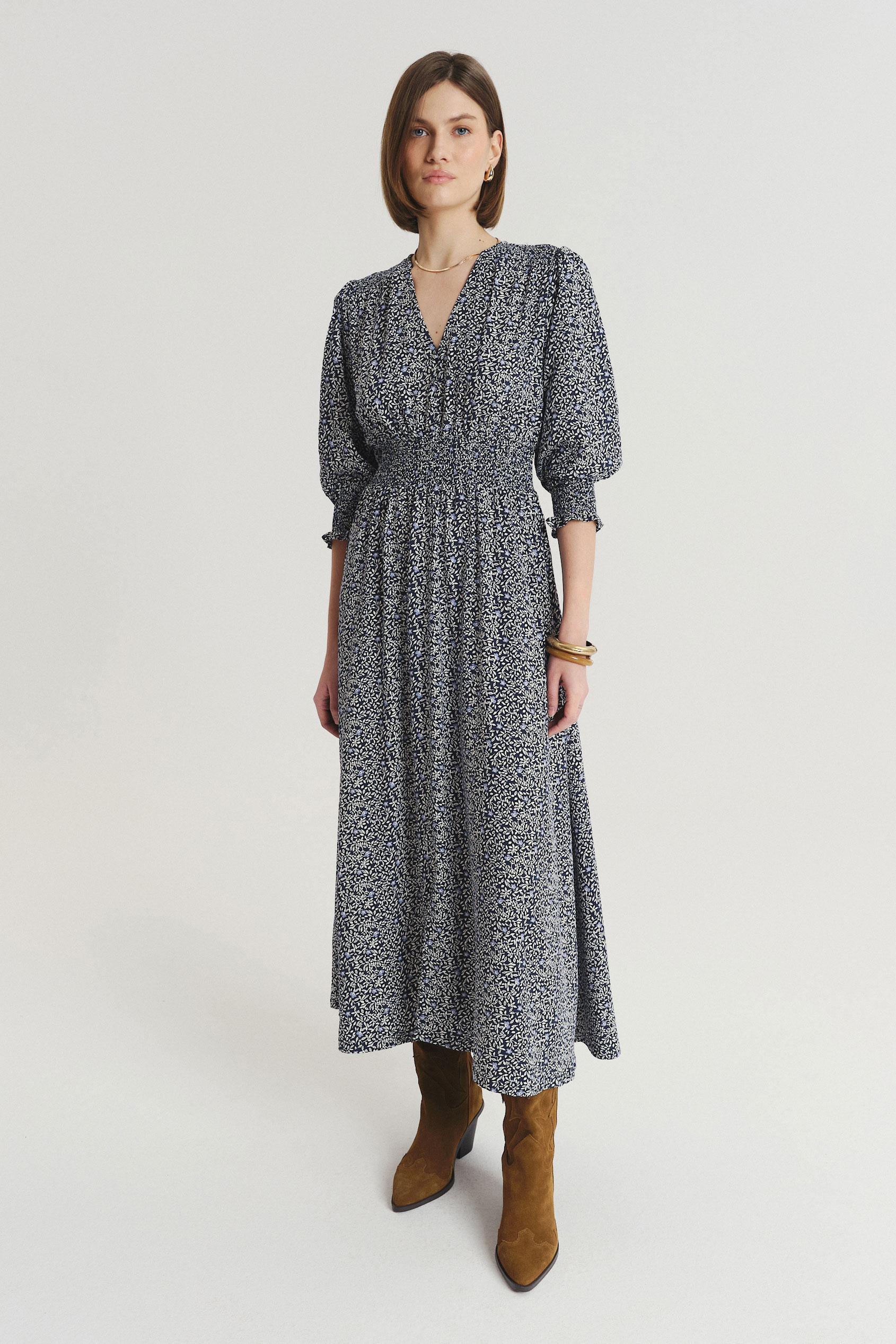 Wzorzysta sukienka midi z podkreśloną talią